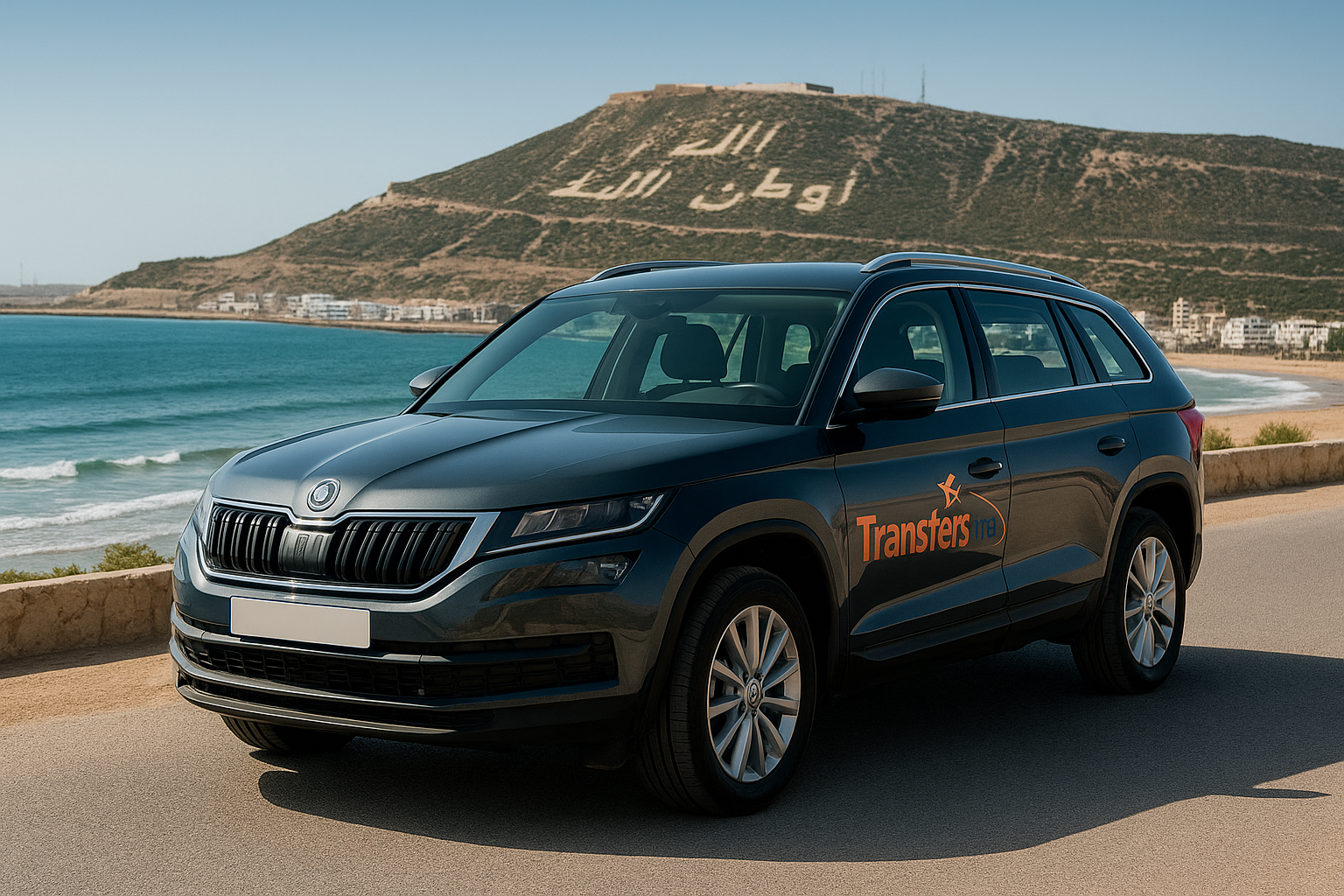 Schwarzes Transfers.ma-Fahrzeug vor dem Strand von Agadir mit dem Schriftzug „Gott, Vaterland, König“ auf dem Berg im Hintergrund.